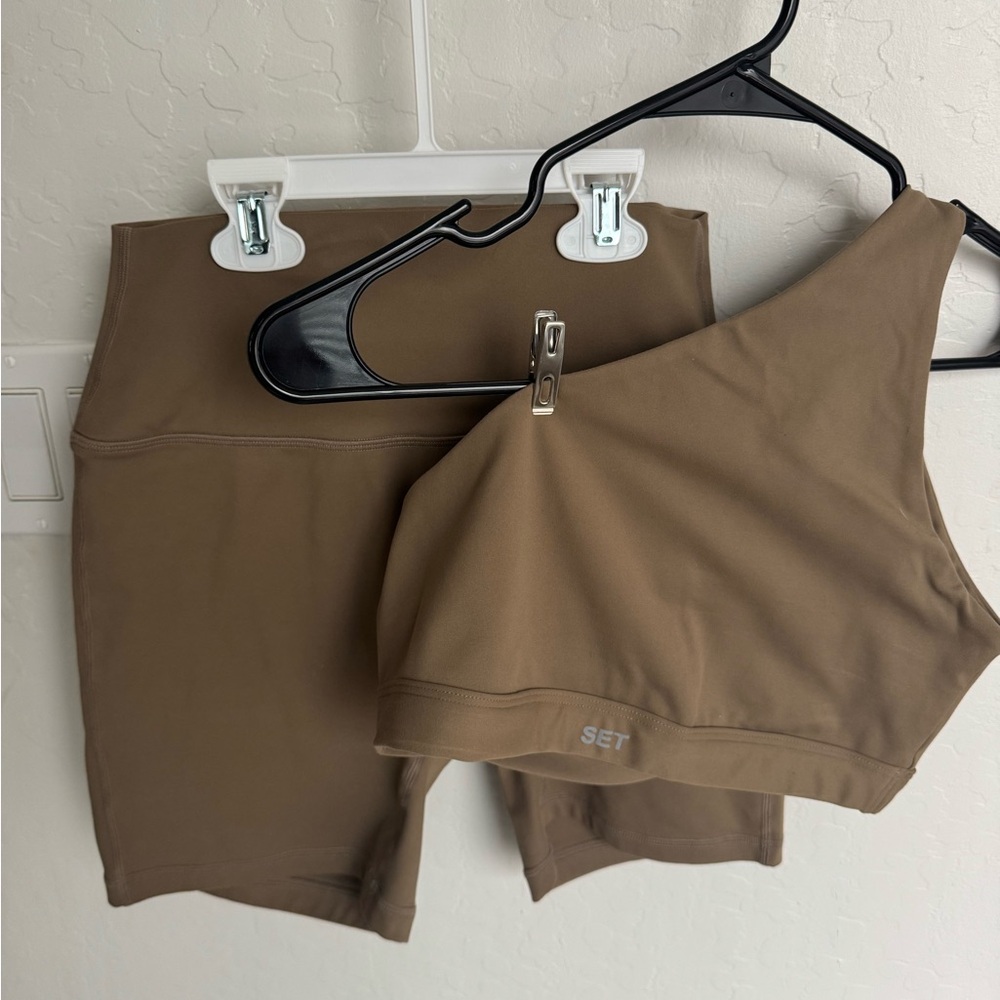 Set Active matching Brown One-Shoulder Sports Bra and Shorts Set (M)